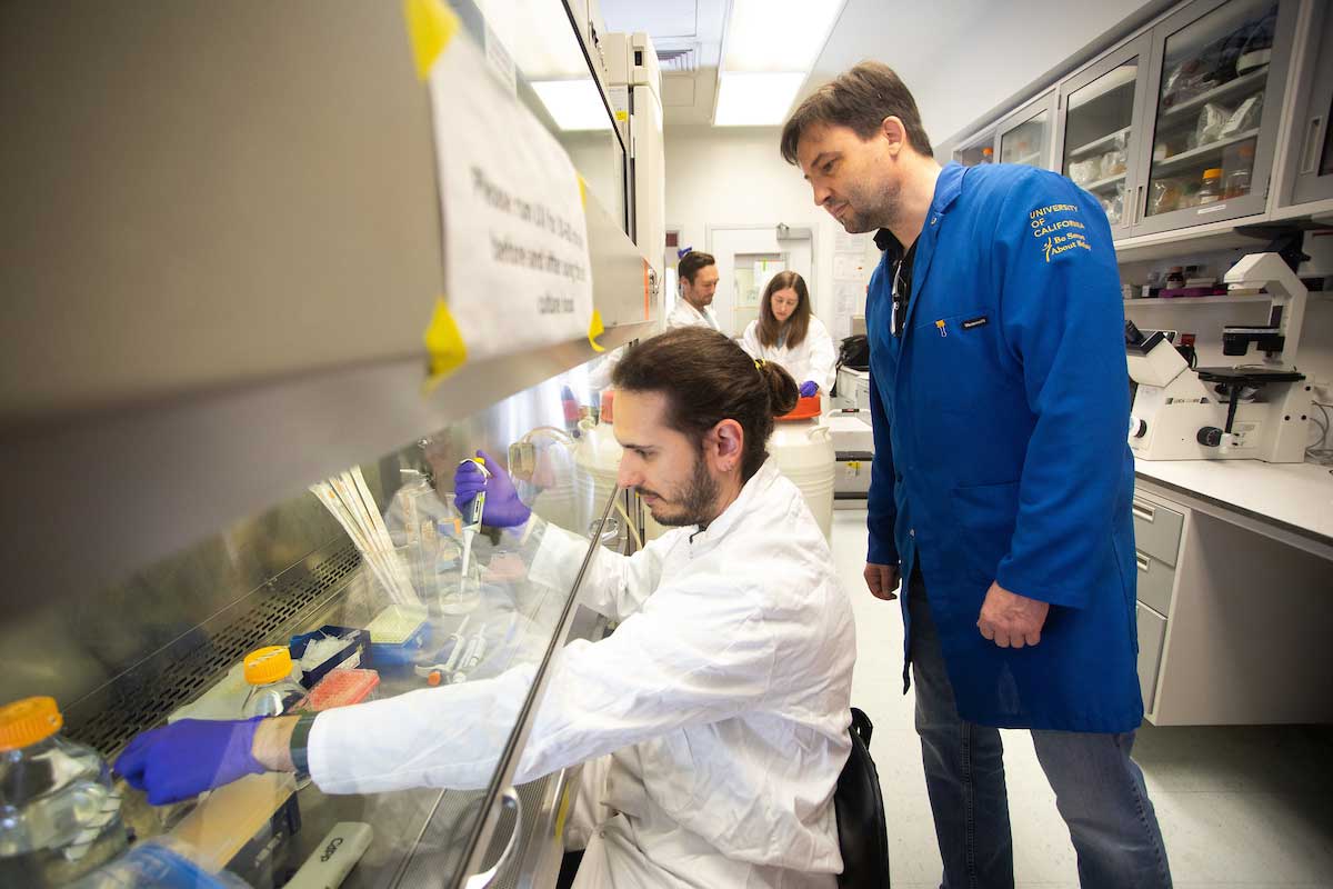 Photo of BMS student Edward Fiedler and mentor Dr. Richter in the lab
